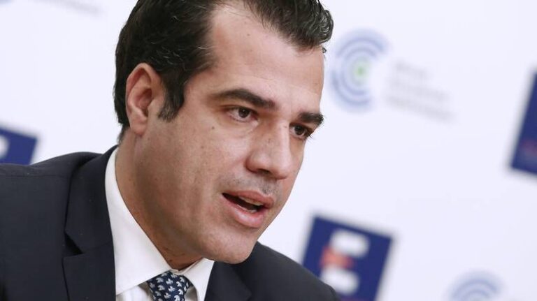 Θάνος Πλεύρης: Στο νοσοκομείο μετά την επίθεση με γιαούρτι στα Πετράλωνα – Τραυματίστηκε στο μάτι