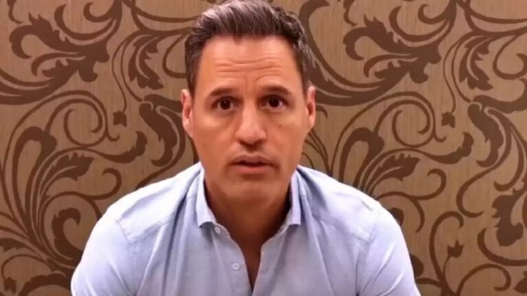 Γρηγόρης Πετράκος σε Σαββόπουλο: «Σε είδα να με λοιδορείς, ζητώντας τον υποχρεωτικό εμβολιασμό μου»