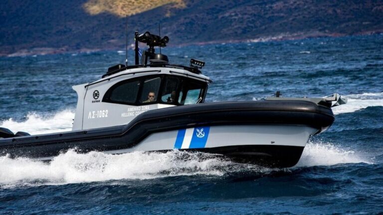 Καταδίωξη διακινητών μεταναστών στο Γεννάδι – Έριξαν προειδοποιητικές βολές οι λιμενικοί