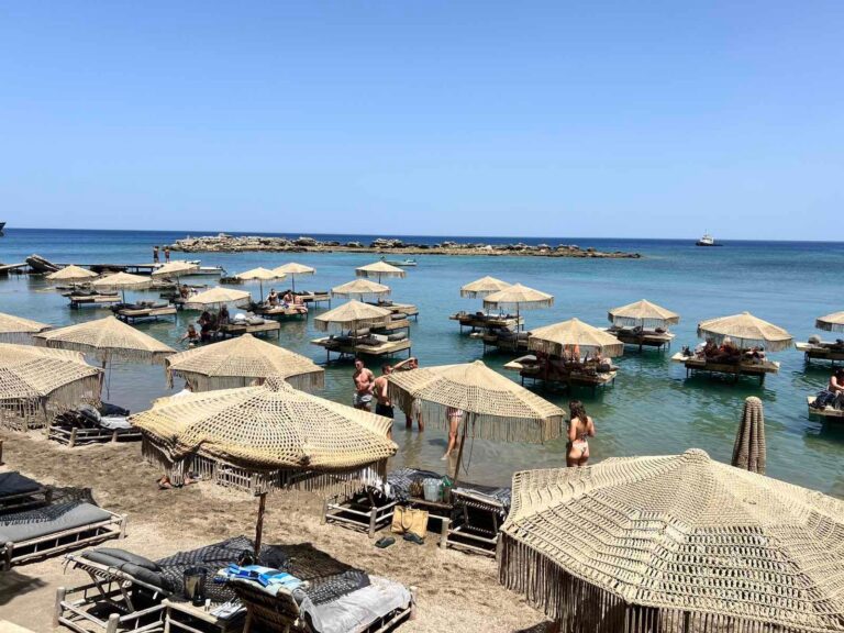 Ο Δήμος Ρόδου βάζει «λουκέτο» στο beach bar santa marina με τις ξαπλώστρες μέσα στο νερό