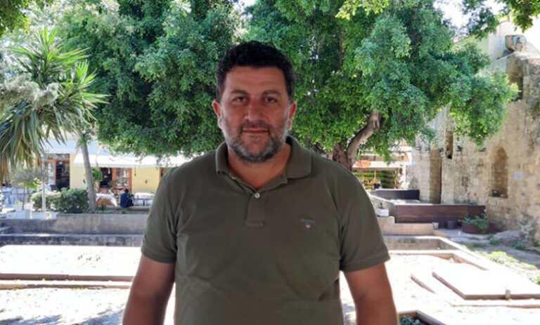 Βασίλης Δοντάς στον topfm: «Να μην παραπονιόμαστε για τα… πορτοφόλια των τουριστών. Να χαιρόμαστε που θα έρθει κόσμος στο νησί»